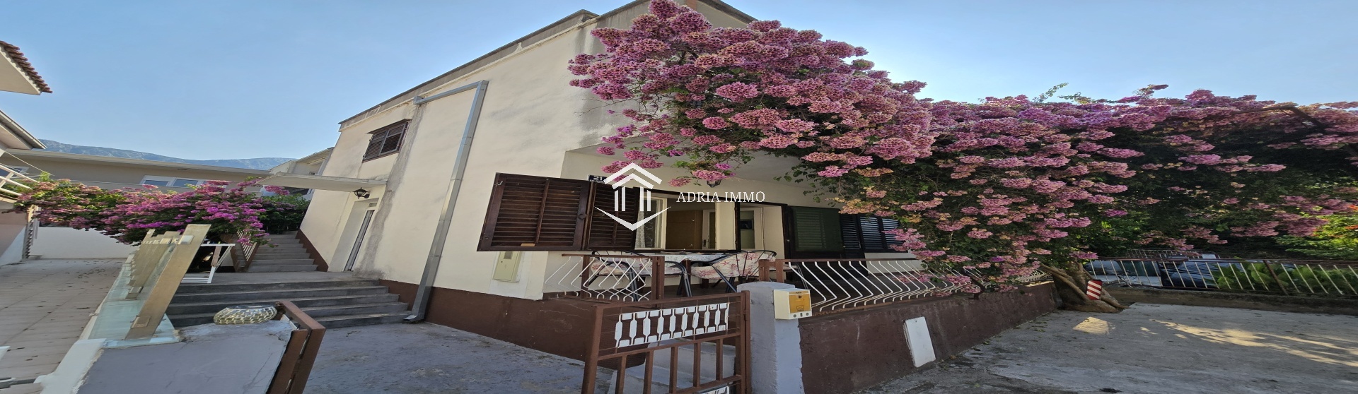 INVESTICIJSKA PRILIKA-Kuca (162m2) sa 3 apartmana u Zaostrogu